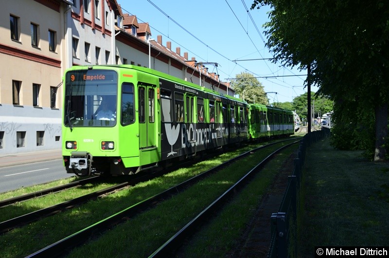 6228 + 6136 als Linie 9 zwischen den Haltestellen Bauweg und Körtingsdorfer Weg.