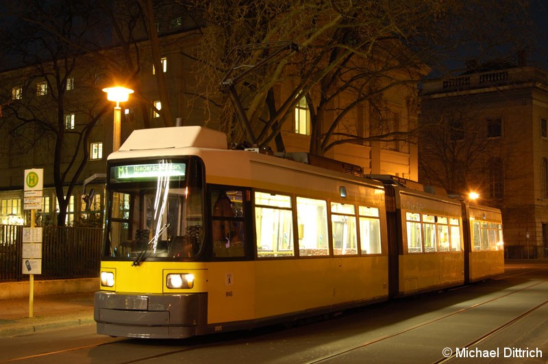 Bild: 1005 als Linie M1 an der Haltestelle Am Kupfergraben.