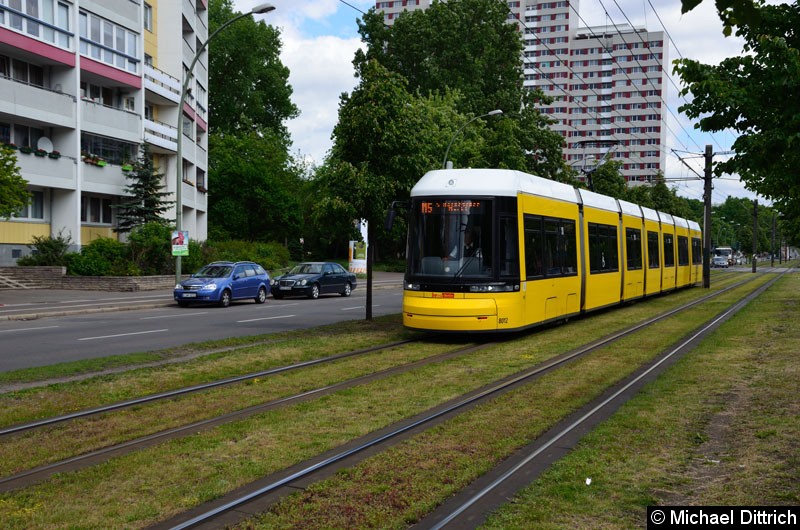 Bild: 8012 als Linie M5 kurz vor der Haltestelle Büschingstr.