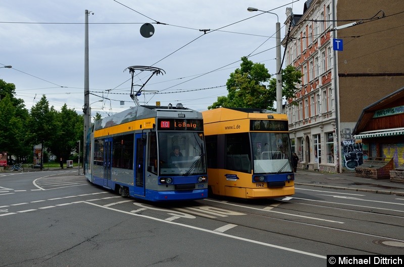 Bild: 1112 begegnet dem 1142 als Linie 10 auf der Kreuzung Karl-Liebknecht-Str./Arno-Nitzsche-Str.