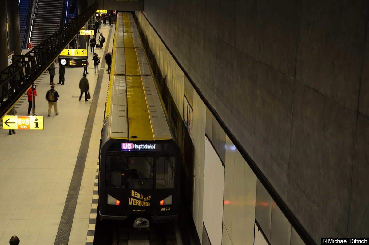 Bild: Eröffnung der U5 zu Hauptbahnhof.
5002 mit seiner besonderen Beklebung zur Eröffnung.
