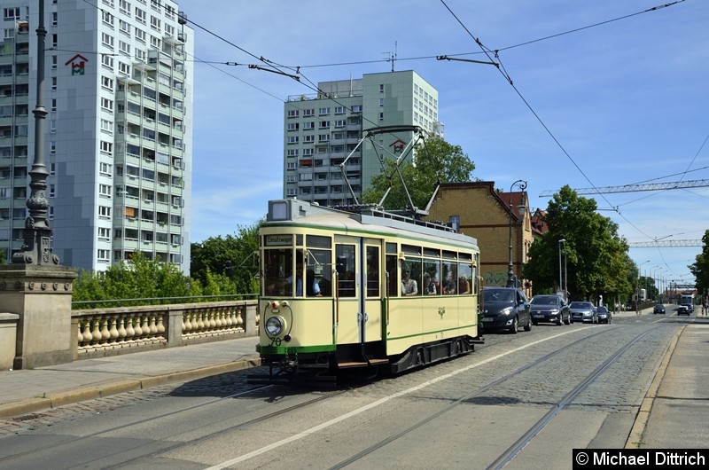 Der historische Triebwagen 70 überquert die Zollbrücke.