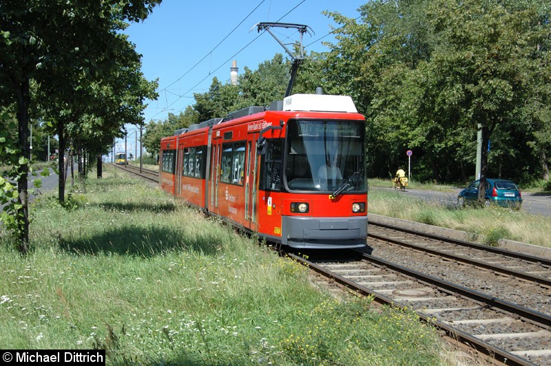 Bild: 1072 als Linie M17 vor der Haltestelle Alt-Friedrichsfelde/Rhinstraße.