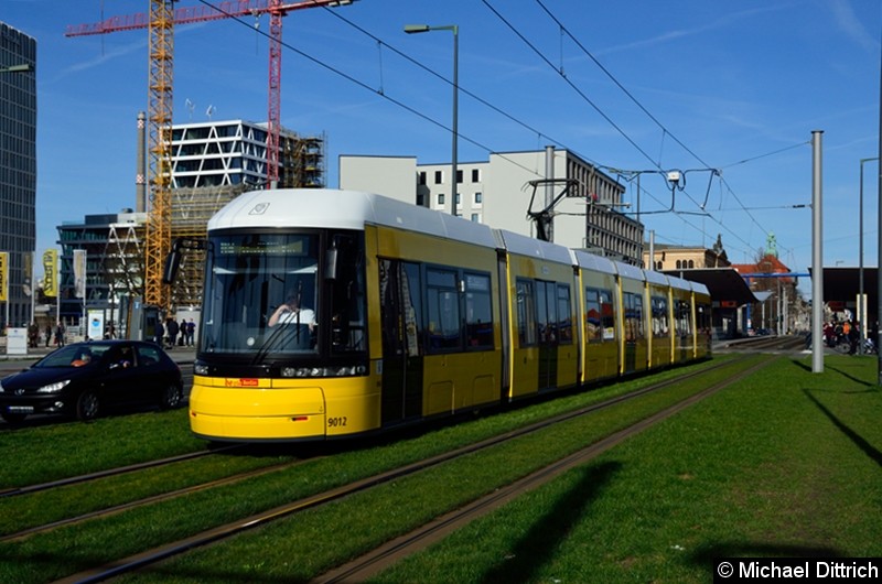 Bild: 9012 als Linie M8 hinter der Haltestelle Hauptbahnhof.