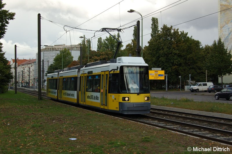 Bild: 1076 als Linie M8 vor der Haltestelle Mollstraße/Otto-Braun-Straße.