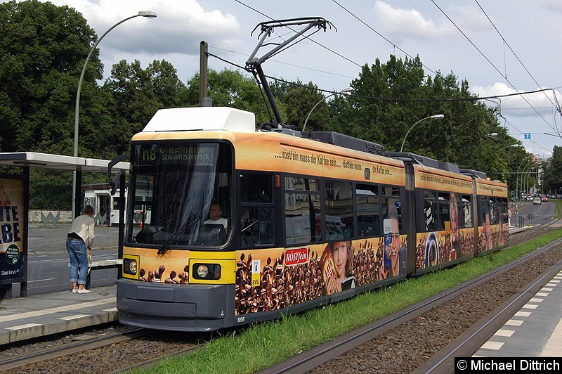 Bild: 1056 als Linie M8 an der Haltestelle Platz der Vereinten Nationen.