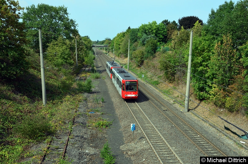 Als erster Wagen fährt hier der 2221 in Richtung Bonn in die Haltestelle Buschdorf ein.