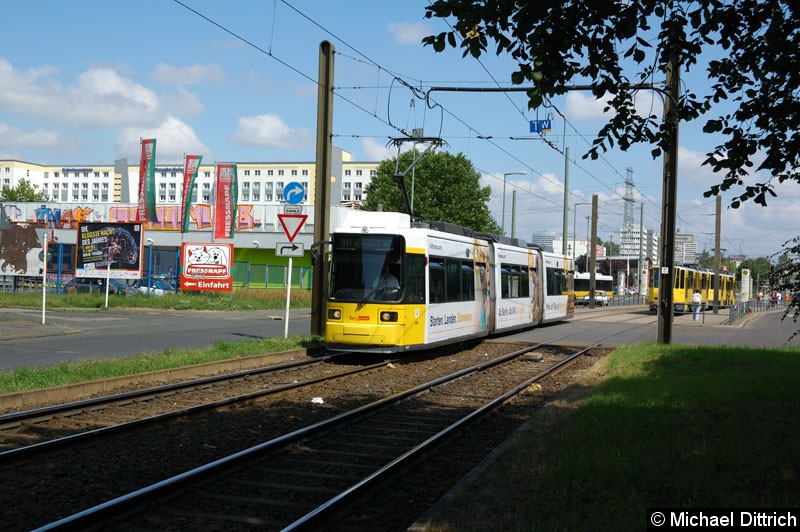 Bild: 1037 als Linie M8 beim Verlassen der Haltestelle Allee der Kosmonauten/Rhinstr.