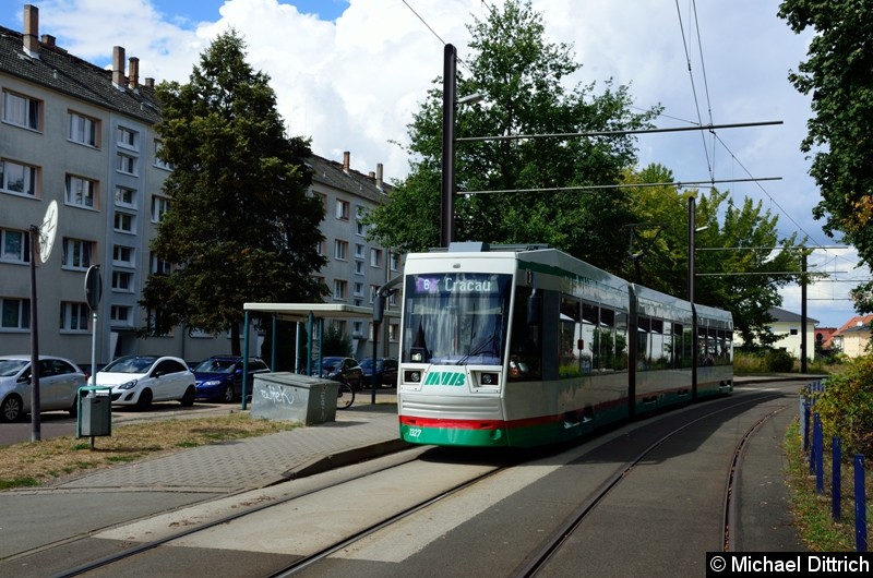 Bild: 1327 als Linie 6 an Endstelle Cracau. Der Wagen hat die neue Zugzielanzeige bereits bekommen.