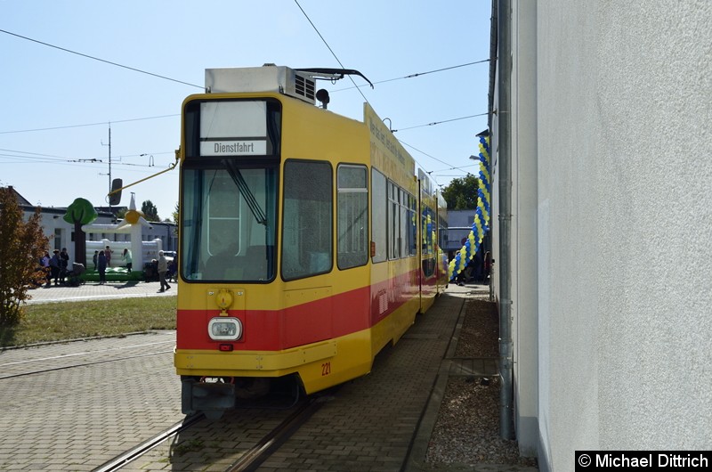 Bild: BLT Wagen 221 (Basel) auf dem Betriebshof.