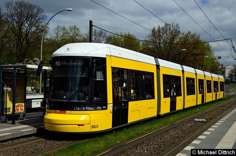 Bild: 9022 als Linie M8 an der Haltestelle Platz der Vereinten Nationen.