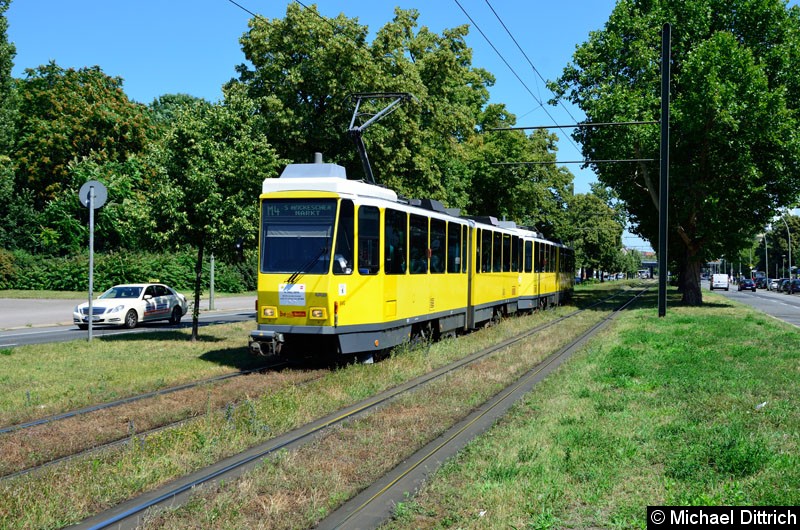 Bild: 7057 + 7058 kurz vor der Haltestelle Greifswalder Str./Danziger Str.