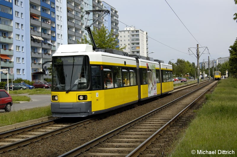 Bild: 1092 als Linie M6 vor der Haltestelle Alte Hellersdorfer Straße/Zossener Straße.