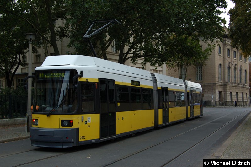 Bild: 2042 als Linie M1 in der Haltestelle Am Kupfergraben.