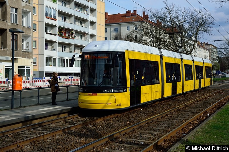 Bild: 4013 als Linie M10 an der Haltestelle Arnswalder Platz.