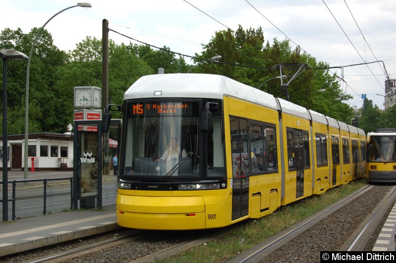 Bild: 9001 als Linie M5 an der Haltestelle Platz der Vereinten Nationen.