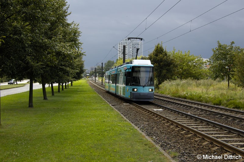 Bild: 1075 als Linie 16 hinter der Haltestelle Marzahner Prommenade.