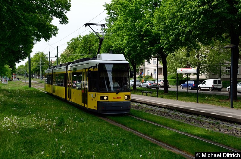 Bild: 2006 als Linie M2 zwischen den Haltestellen Stahlheimer Str./Wisbyer Str und Prenzlauer Allee/Ostseestr.