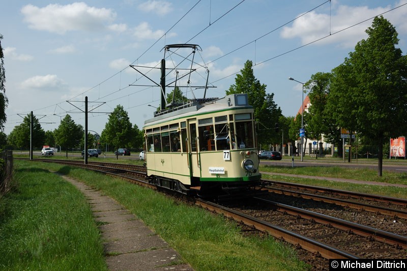 Bild: Wagen 70 als Linie 77 anlässlich 30 Jahre Strecke nach Olvenstedt: Hier zwischen den Haltestellen Rennetal und Albert-Vater-Str.
