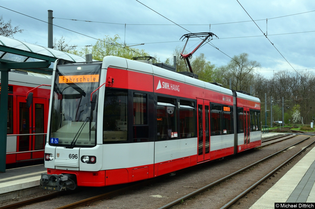 Bild: 696 als Fahrschule in der Endstelle Kröllwitz.