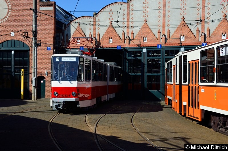 Bild: 219 282-8 vor der Halle des Betriebshof Köpenick.