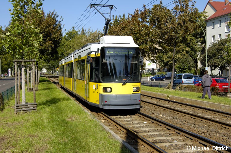 Bild: 2015 als Linie M10 vor der Haltestelle Landsberger Allee/Petersburger Straße.
