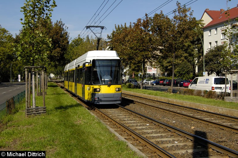 Bild: 2032 als Linie M10 vor der Haltestelle Landsberger Allee/Petersburger Straße.