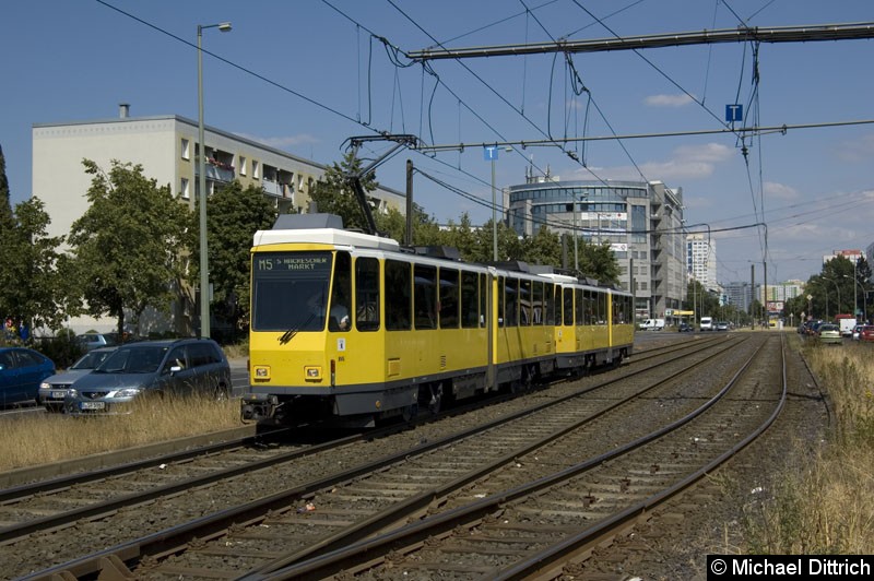 Bild: 7057 als Linie M5 kurz vor der Haltestelle S Landsberger Allee.