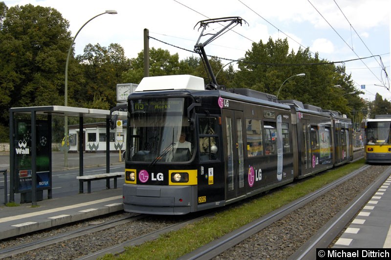 Bild: 2012 als Linie M5 an der Haltestelle Platz der Vereinten Nationen.