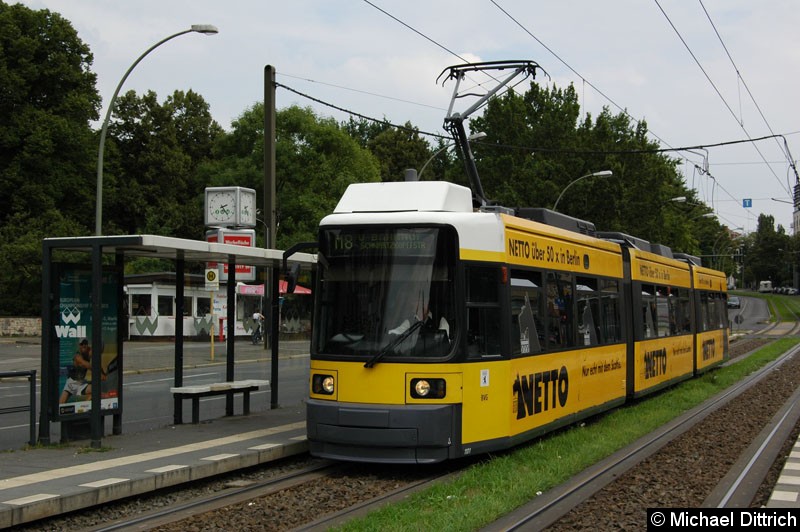 Bild: 1101 als Linie M6 an der Haltestelle Platz der Vereinten Nationen.