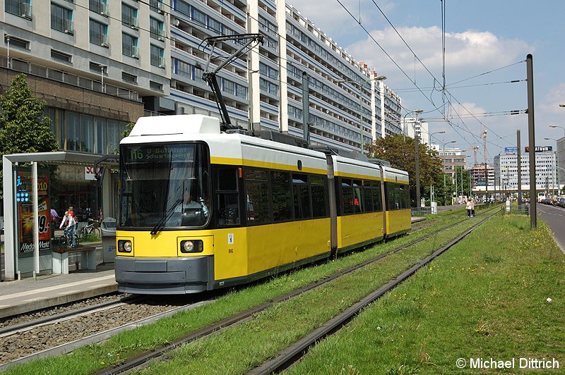 Bild: 1025 als Linie M6 an der Haltestelle Spandauer Straße/Marienkirche.