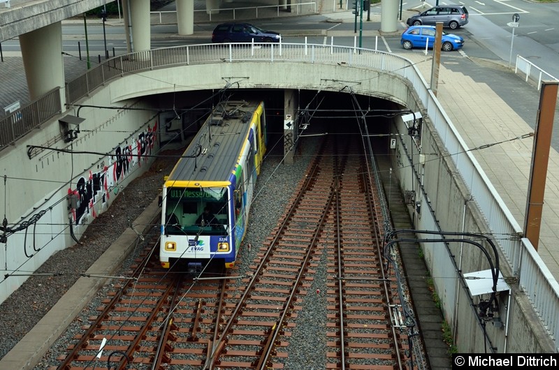 Bild: 5236 + 5240 als Linie U11 beim Verlassen des Tunnels kurz vor der Haltestelle Messe/Gruga.
