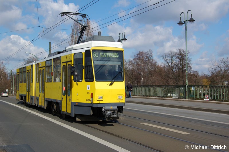 Bild: 6095 als Linie 61 auf der Dammbrücke.