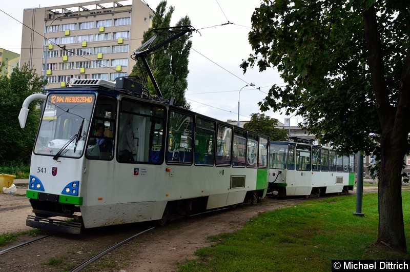 Bild: Wagen 541 und 542 als Linie 12 an der Haltestelle Pomorzany.
