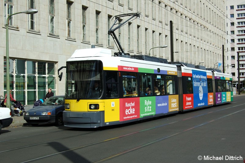 Bild: 1065 als Linie M6 in der Wadzeckstraße.