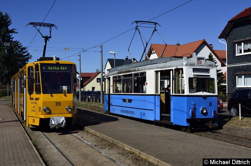 Bild: In Bad Tabarz stellte sich dann Wagen 39 neben den Wagen 319. Das grüne Dreieck in der Front des 319 bedeutet, dass ihm ein zweiter Wagen in die Eingleisigkeit folgt.