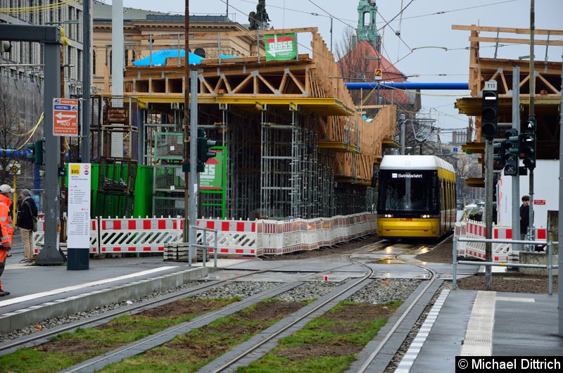 Bild: 9023 bei seiner Einweisungsfahrt in der zukünftigen Haltestelle Hauptbahnhof.