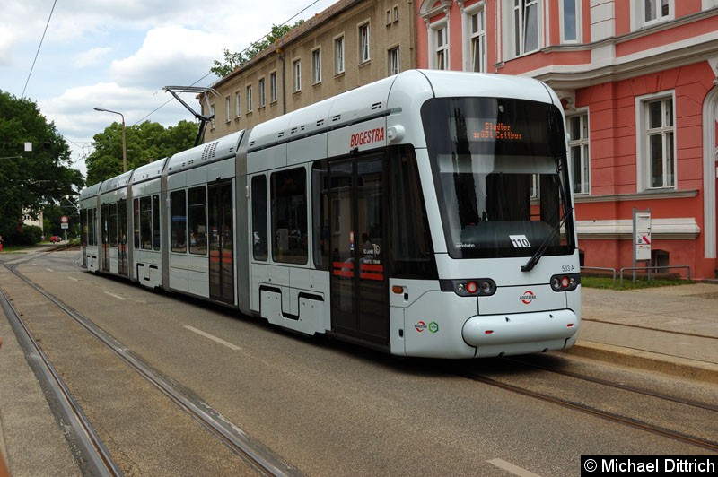 Gastfahrzeug 533 (Variobahn) der BOGESTRA an der Haltestelle Bonnaskenplatz.