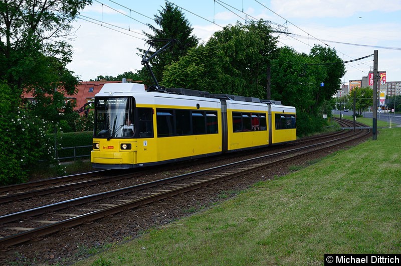 Bild: 1548 als Linie M6 kurz vor der Haltestelle Landsberger Allee/Rhinstr.