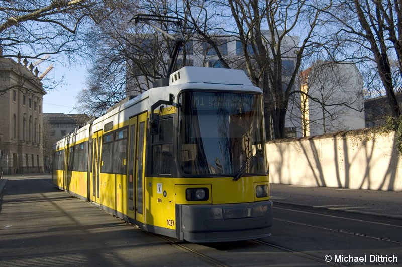 Bild: 1037 als Linie M1 an der Haltestelle Am Kupfergraben.