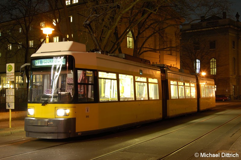 Bild: 1052 als Linie M1 an der Haltestelle Am Kupfergraben.