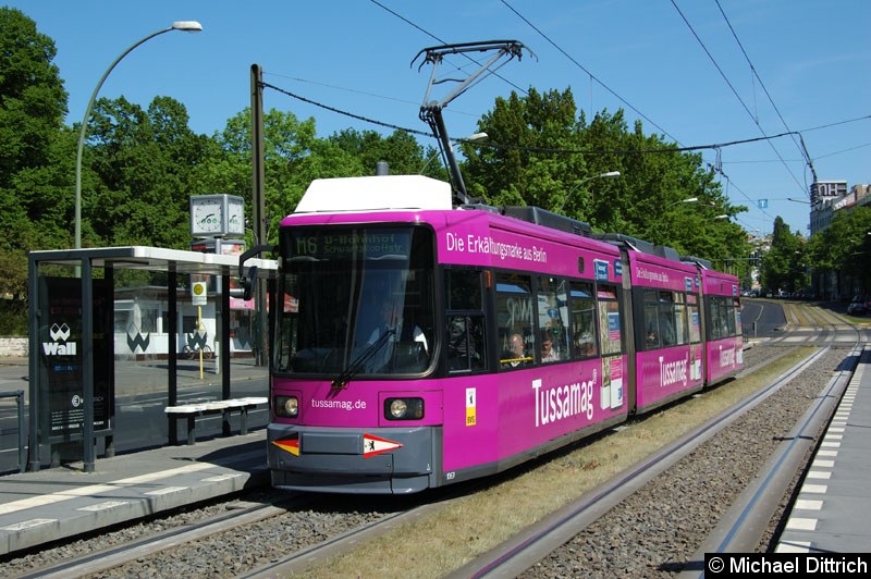 Bild: 1063 als Linie M6 an der Haltestelle Platz der Vereinten Nationen.