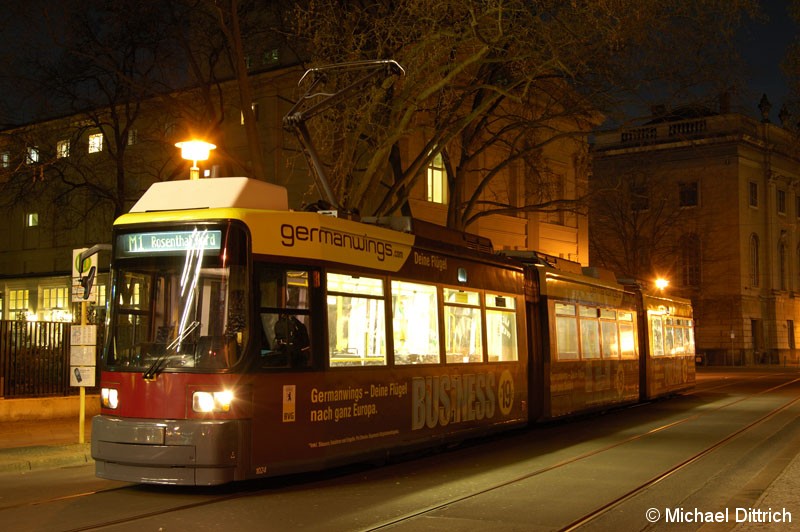 Bild: 1024 als Linie M1 an der Haltestelle Am Kupfergraben.