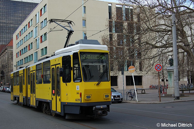 Bild: 6039 als Linie 12 an der Haltestelle Am Kupfergraben.