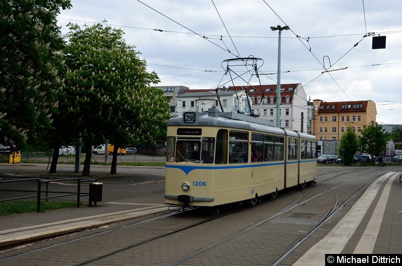 Bild: Historischer Triebwagen 1206 als Linie 29E an der Haltestelle Wilhelm-Liebknecht-Platz.