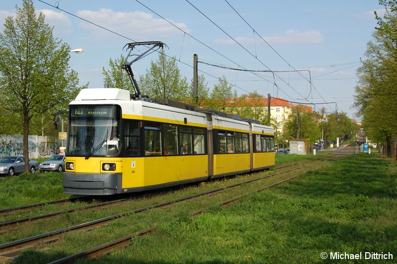 Bild: 1052 als Linie M13 in der Bornholmer Straße vor der Bösebrücke.