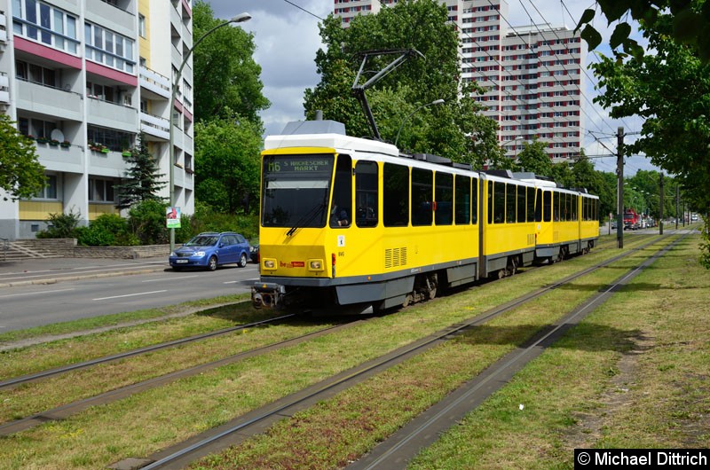 Bild: 6152 + 6092 als Linie M6 kurz vor der Haltestelle Büschingstr.
