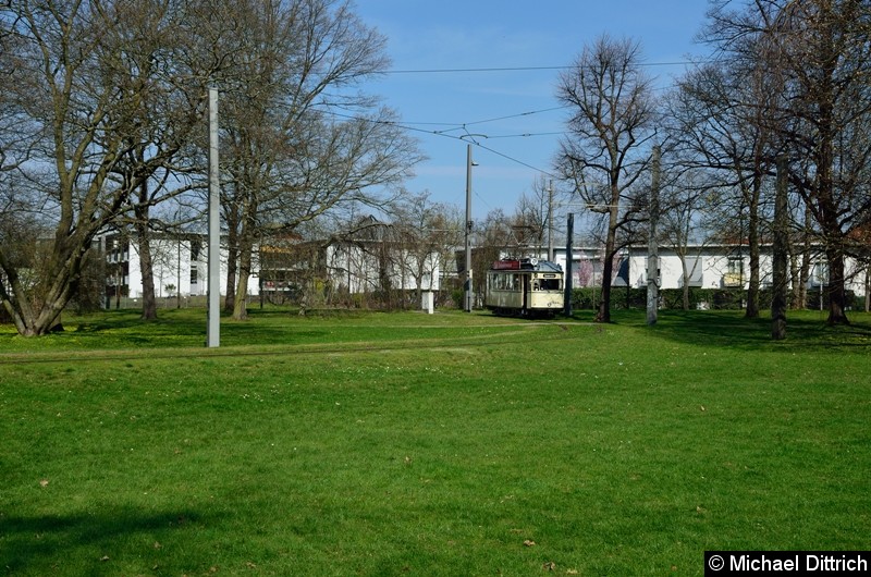 Ebenfalls als Sonderfahrt unterwegs war der 1464. Auch er fuhr durch den Park in der Naunhofer Str.