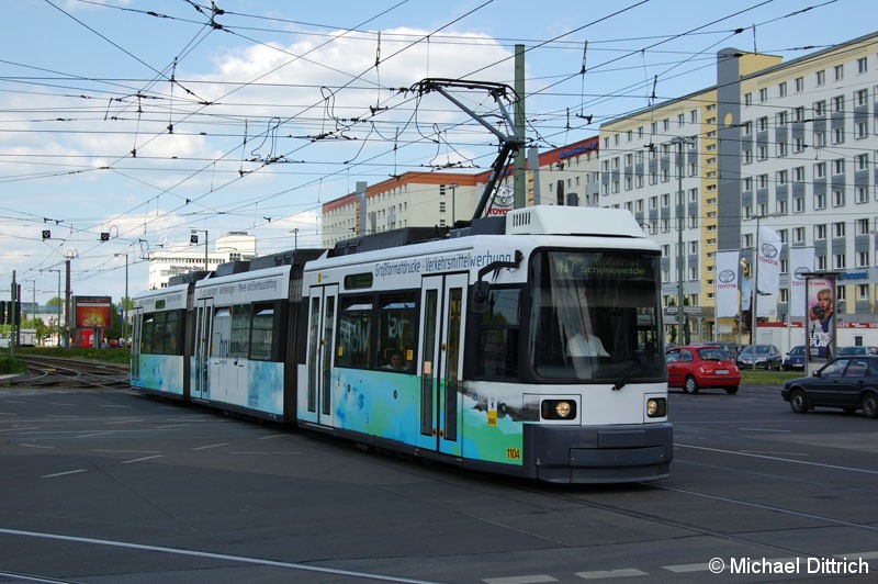 Bild: 1104 als Linie M17 vor der Haltestelle Allee der Kosmonauten/Rhinstraße.