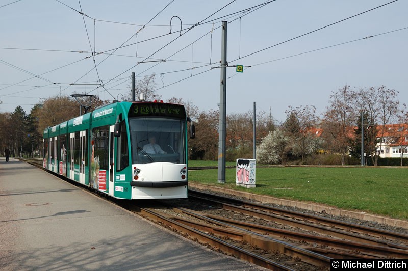 Bild: Combino 631 als Linie 3 hinter der Haltestelle Agentur für Arbeit.